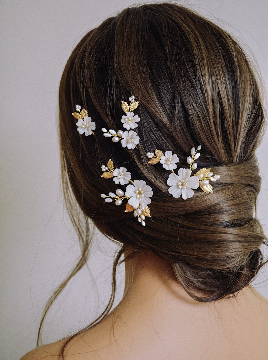 https://www.noononthemoon.com/cdn/shop/products/MAYLEE-floral-bridal-headpiece-1.jpg?v=1679373664&width=1080